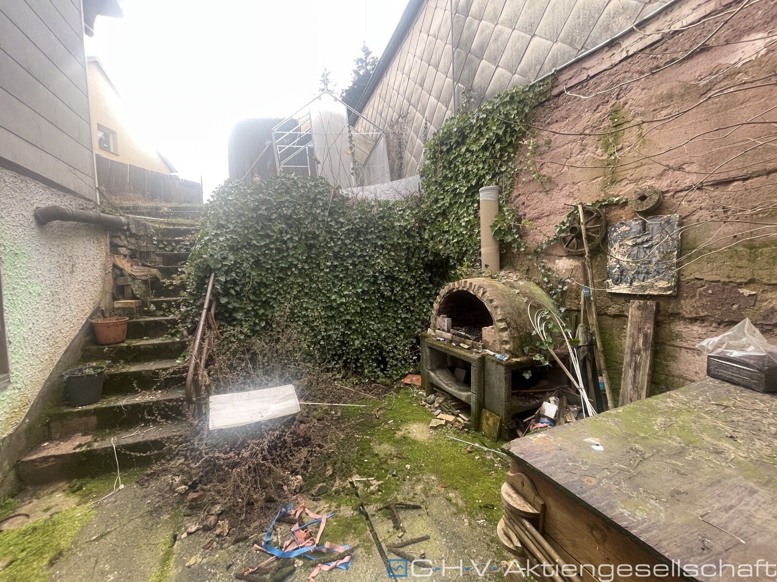 leerstehendes Zweifamilienhaus