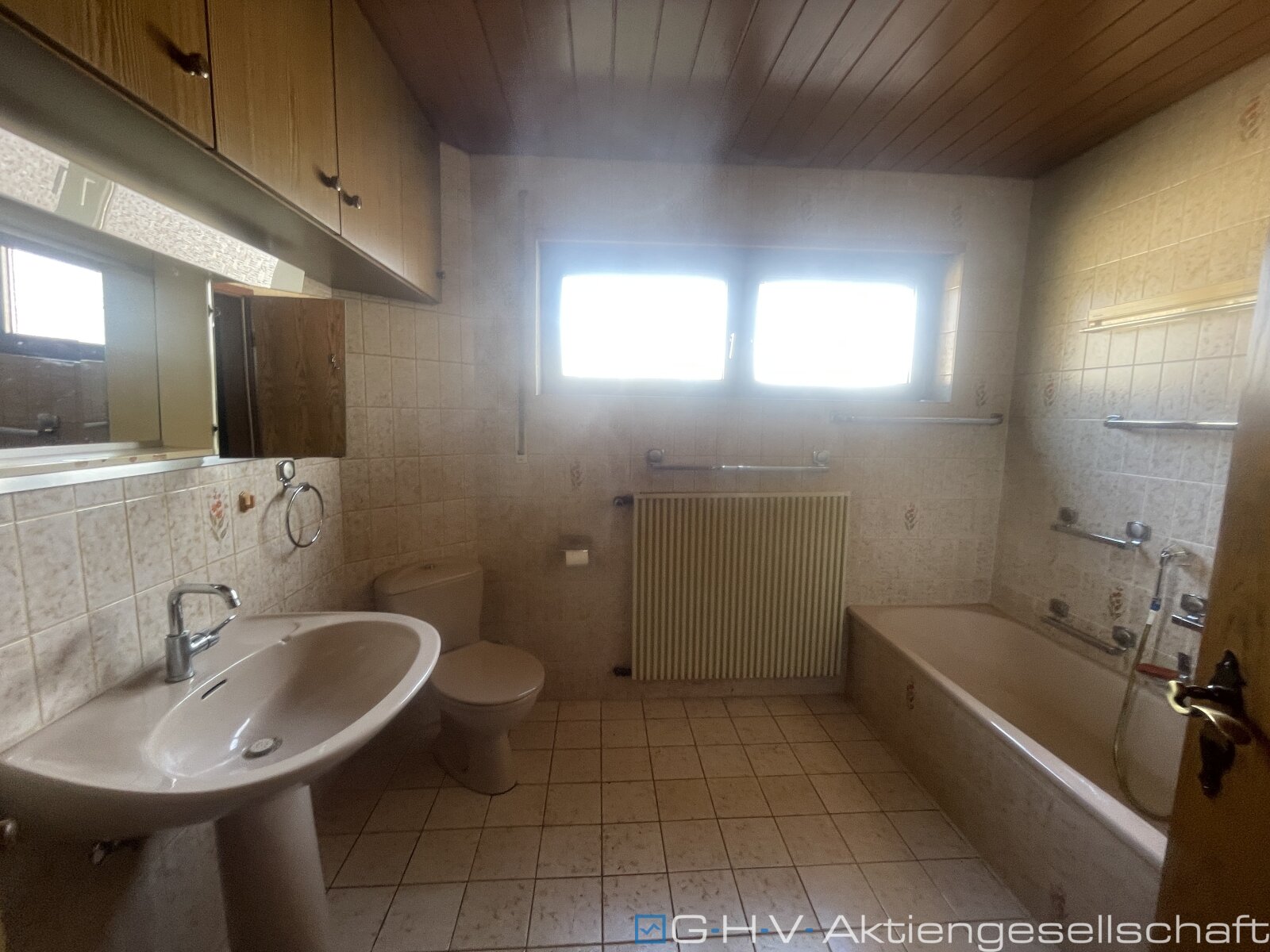 großzügiges EFH mit Einliegerwohnung und phantastischer Aussicht